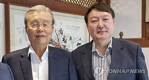 김종인(왼쪽) 전 국민의힘 비상대책위원장과 윤석열 대선후보     [정갑윤 전 국회부의장 측 제공]